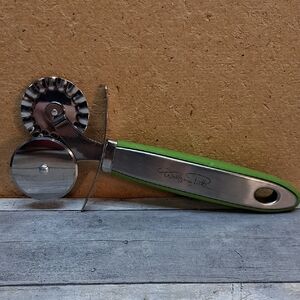 Wolfgang Puck Stainless Steel Pastry Wheel - Green Handle
